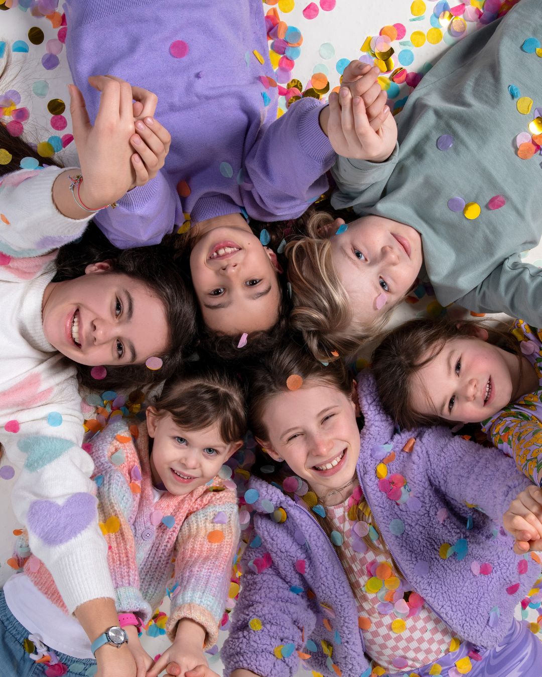 Lachende Kinder, die Uhren und Schmuck tragen