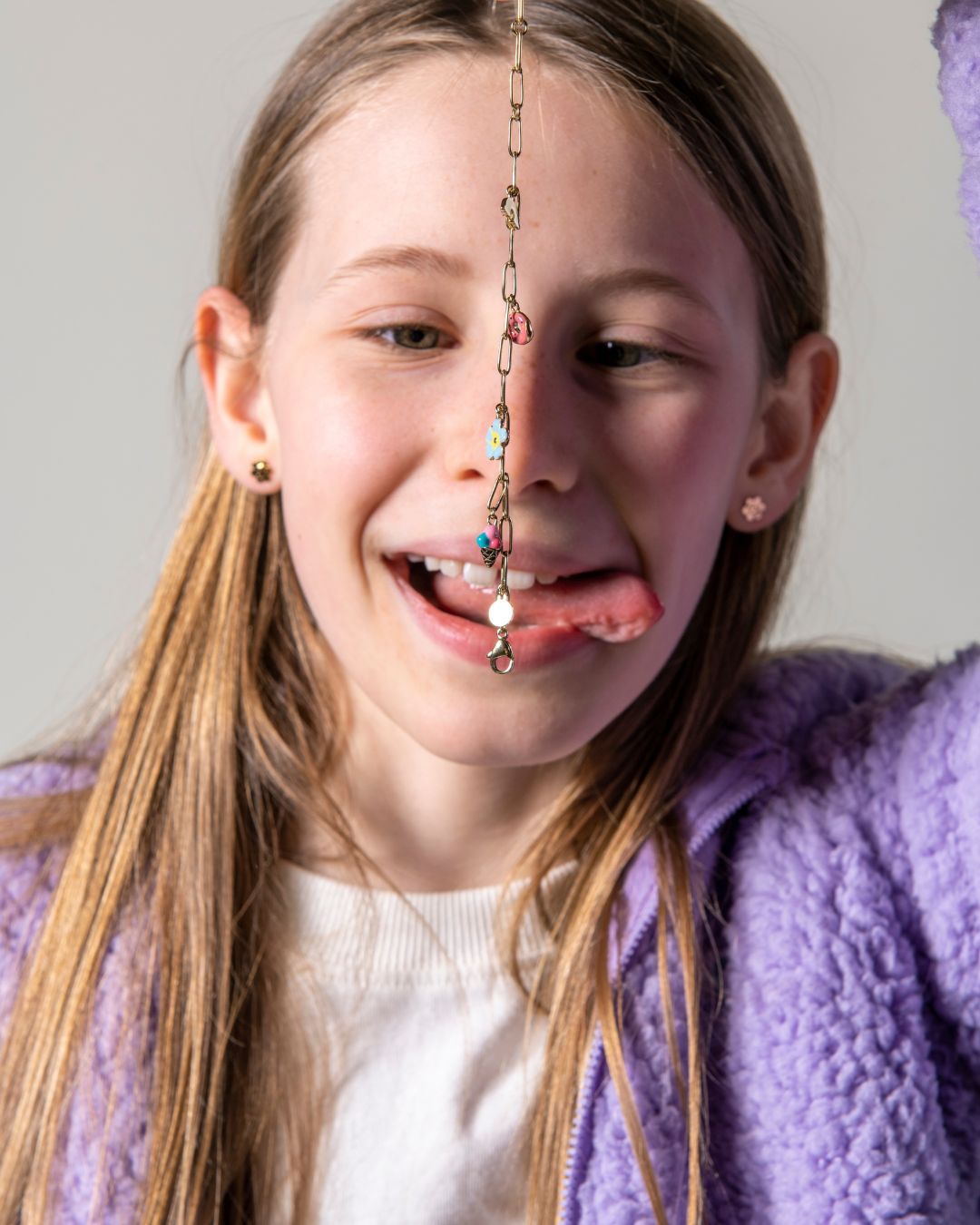 Mädchen mit Cool Charms Armband